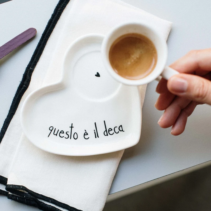 Set 2 Piattini cuore per tazze espresso Questo è il deca