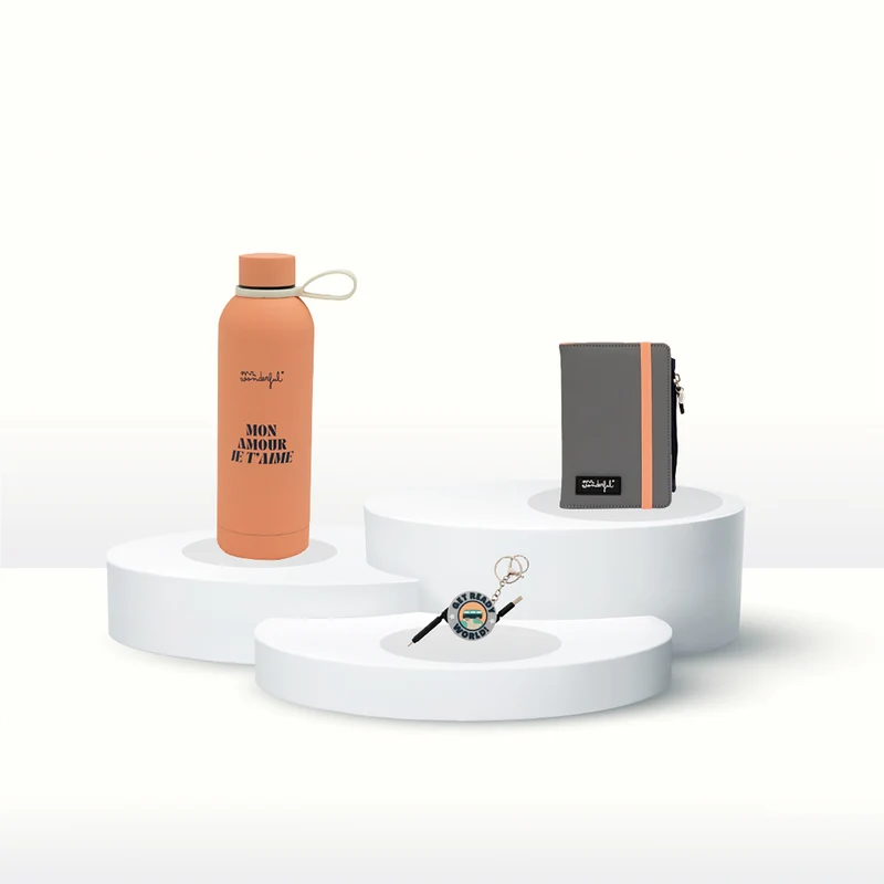 Pack Viaje gris - Llavero con cables para móvil + funda de pasaporte + botella térmica