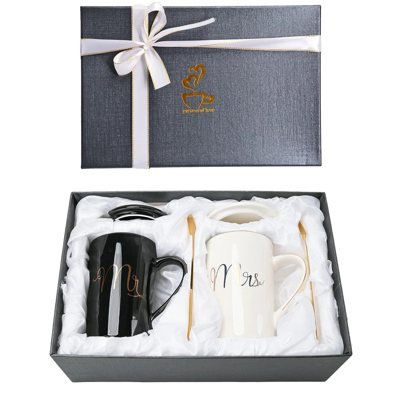 Atoke Mr and Mrs Tazze di Ceramica con Coperchio e Cucchiaio,14 oz Tazze Grandi Tazza di Ceramica per Coppia Sposa Sposo Anniversario Nozze Natale Compleanno Regalo,Nero e Bianco